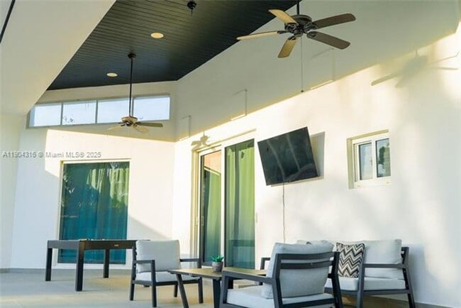 Building Photo - 290 NW 125th Ave