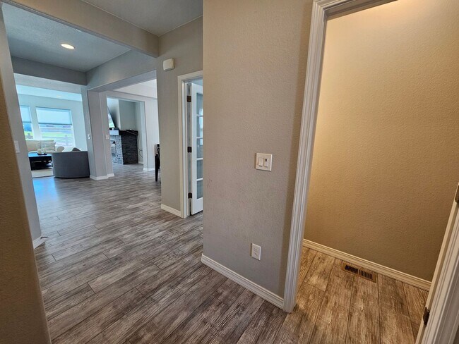 Building Photo - Beautiful 5-bedroom, 5-bathroom home in the desirable Banning Lewis Ranch community!