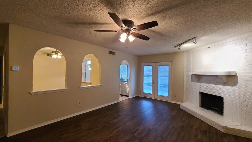 Building Photo - 1632 Nueces Dr