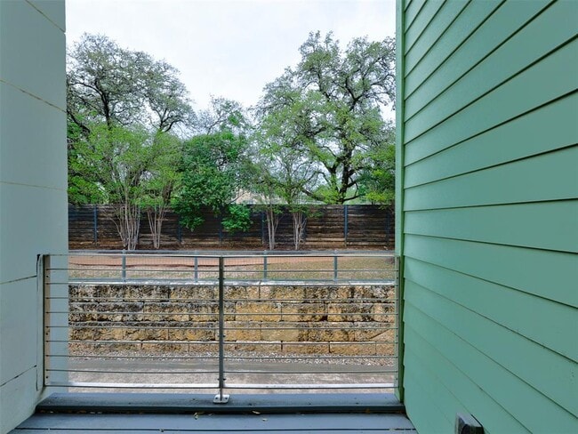 Building Photo - 604 N Bluff Dr