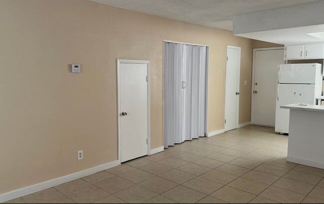 Building Photo - 2 BEDROOMS 1.5 BATHROOM TOWNHOUSE AVAILABLE FOR RENT JONES AND VEGAS DR !!!