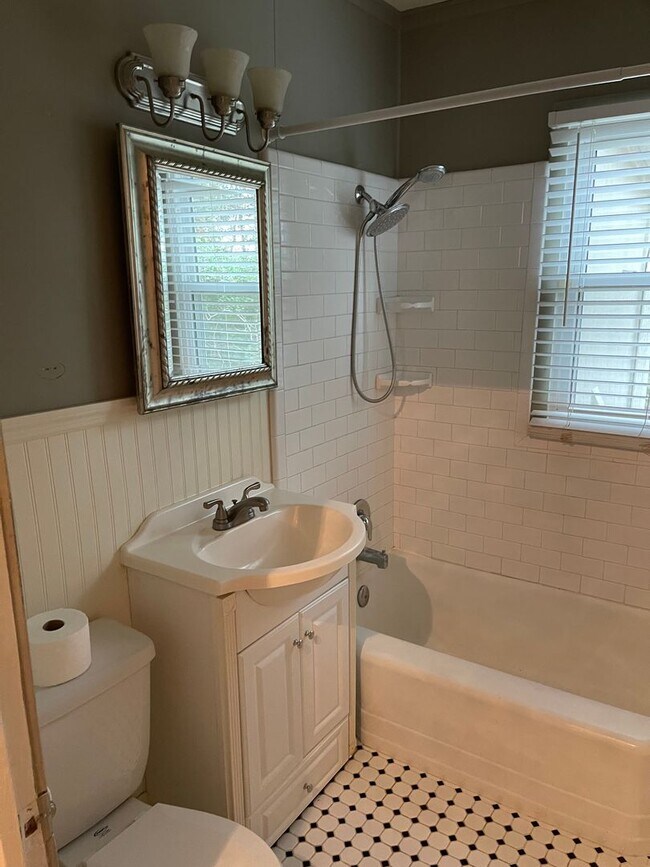 Building Photo - Charming 2 bed 1 bath home