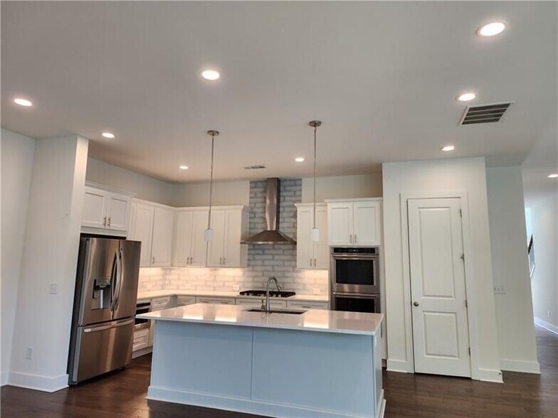 Building Photo - 1241 Westshore Dr