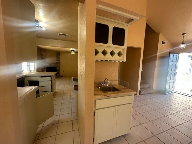 Building Photo - 560 Clover Dr