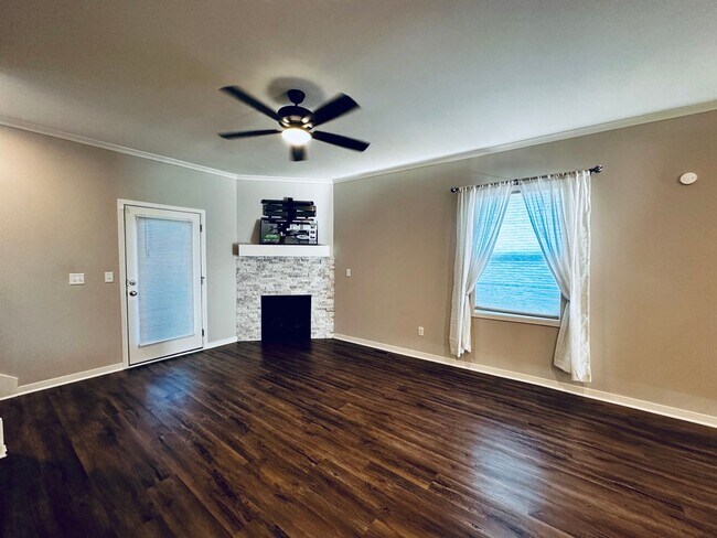 Building Photo - {1095} Modern Townhome Available Immediate...