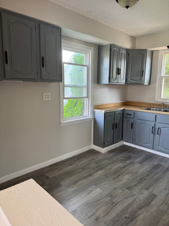 Building Photo - Gorgeous 3 bed 2 bath Eastpointe bungalow ...