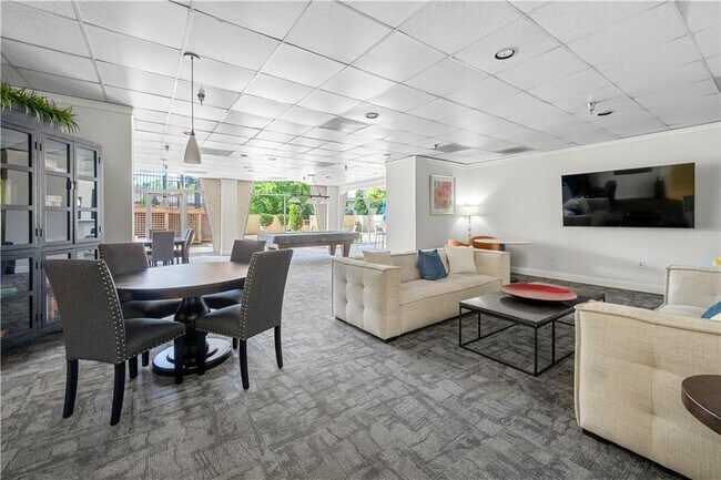 Building Photo - 2479 Peachtree Rd