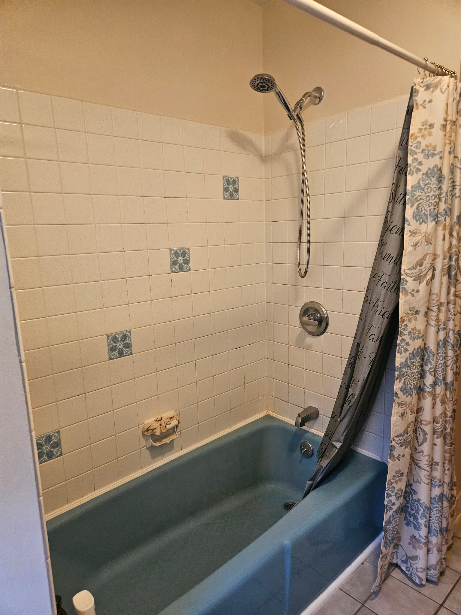 Tub/shower - 59 Jeanette St