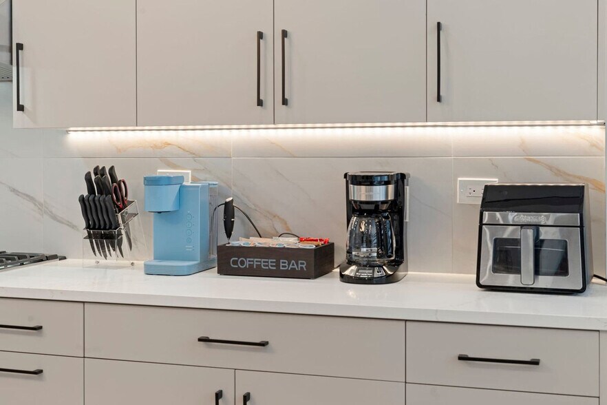 Building Photo - 801 S Western Ave