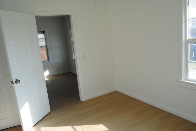 Building Photo - 506 Lincoln Ave