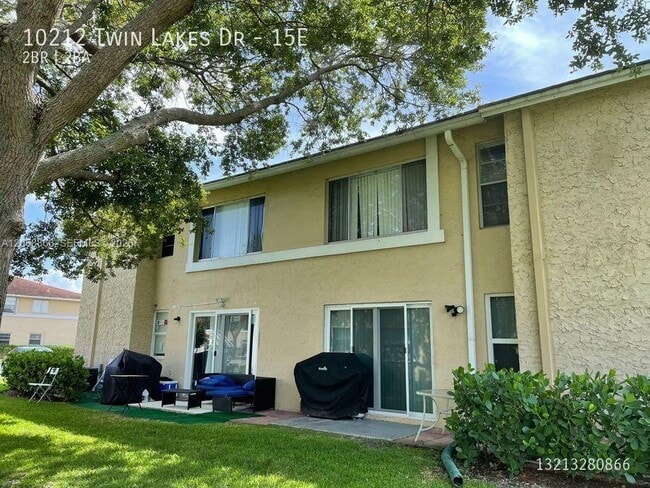 Building Photo - 10169 Twin Lakes Dr
