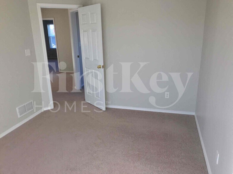 Building Photo - 2005 Briarridge Dr