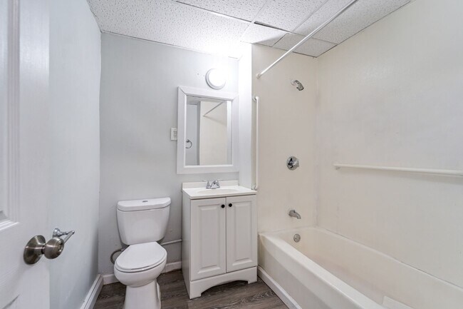Building Photo - 3 Bedroom Apartment - Second Floor | Springfield, MA