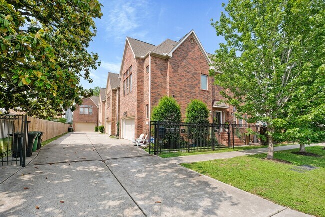 Building Photo - 933 W 17th St
