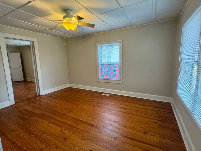 Building Photo - Move in Ready!