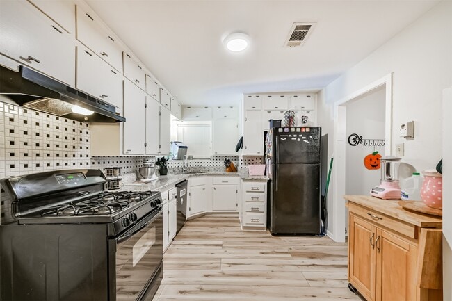 Building Photo - 222 Linda St