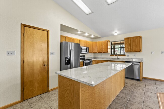 Building Photo - 103 E Miller Ct