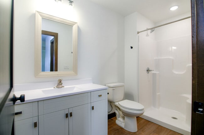 Building Photo - 735 Hoffman Rd