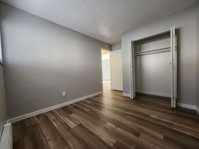 Building Photo - Spacious 2-Bedroom Apartment with Private ...