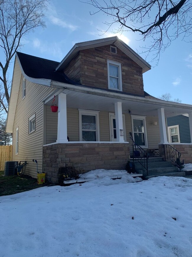 2 (optional 3) bedroom house down the str... - 2 (optional 3) bedroom house  down the str...
