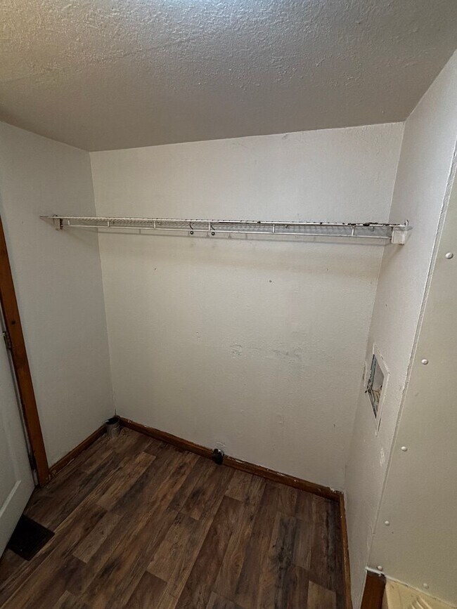 Building Photo - END OF MARCH SPECIAL.. HALF DEPOSIT IF LEASE IS SIGNED IN MARCH 2 BEDROOM 1 BATH