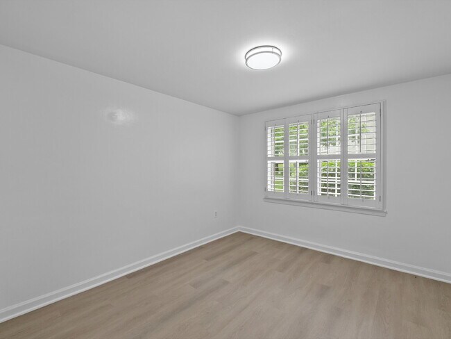 Building Photo - Sought-After fully remodeled Park Glen Condo Living in Arlington!