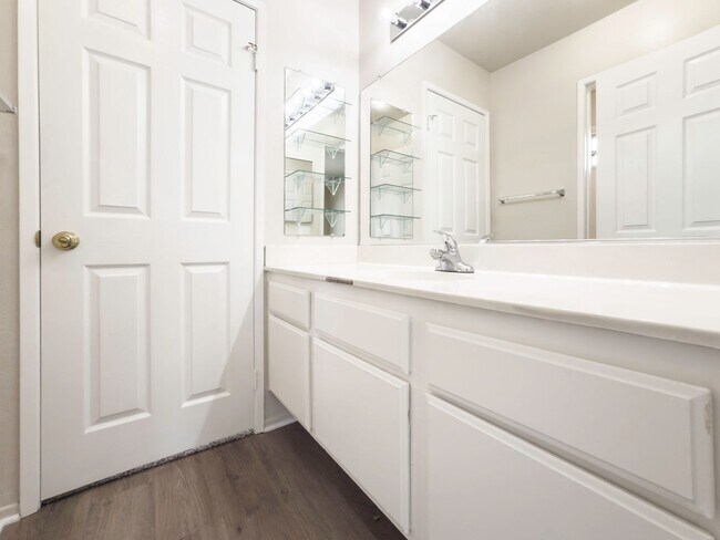 Building Photo - RARE 6 BEDROOM HOME FOR RENT IN OPTIMUM LO...