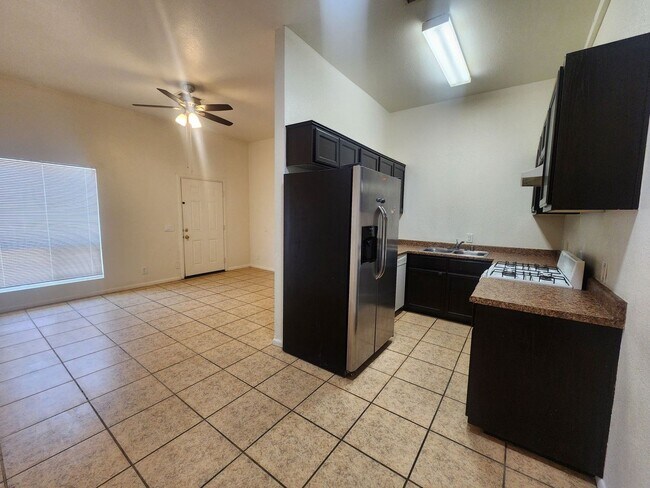 Building Photo - 3 Bedroom 2 Bath Townhouse