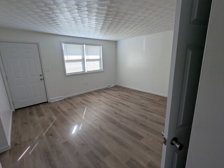 Living - 633 Mark Dr