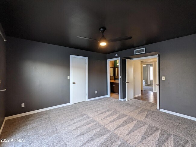 Building Photo - 10044 N 39th Ln