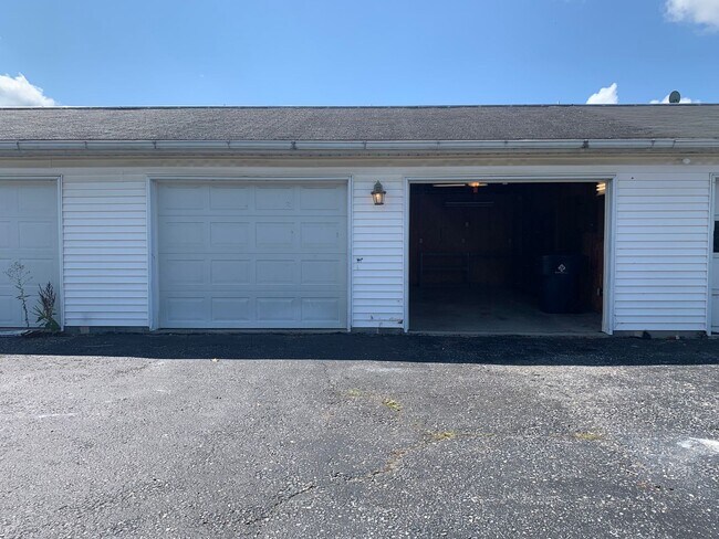 Building Photo - CONTRACT PENDING!!Spacious 2-story, 3 bed/...