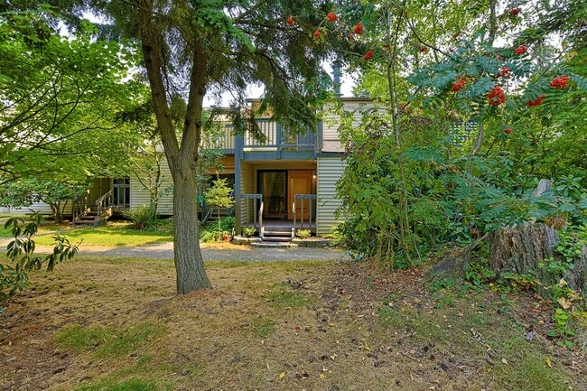 Building Photo - Stylishly Remodeled Condo in Prime Center Park Location