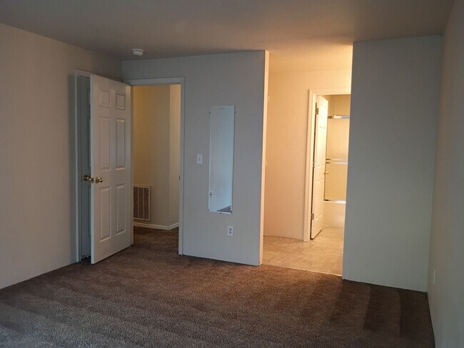 Building Photo - MM2240-1