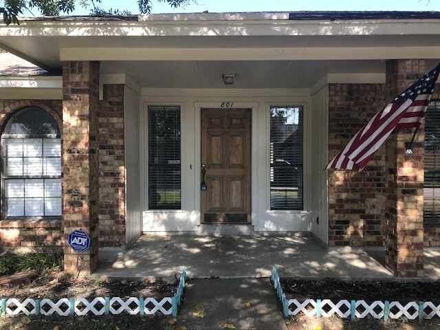 Building Photo - STELLAR HOME IN CROSS CREEK!