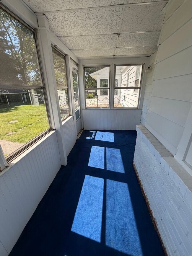 Building Photo - 3 Bedroom, 2 Full Bath Home with 4-Season Room, Garage & Large Lot