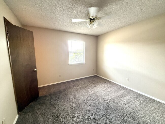 Building Photo - 2302 Shenandoah Dr