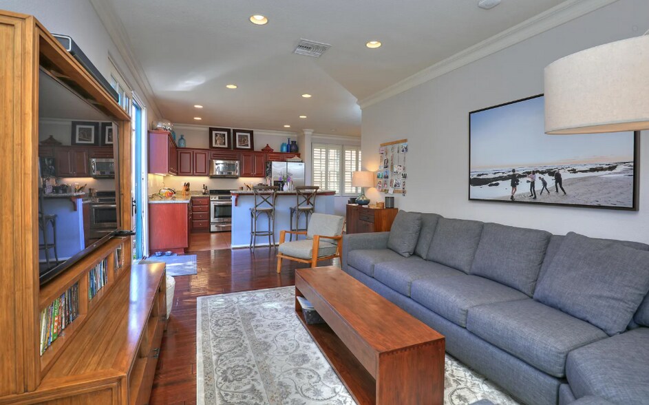 Living room - 120 Via Lee