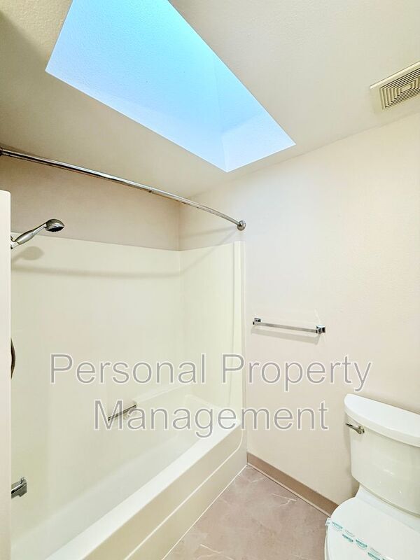 Building Photo - 414 W 39th St