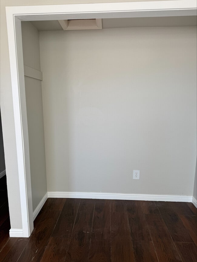 Building Photo - 1327B 9th W Ave