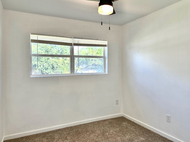 Building Photo - 112 Oakwood Dr