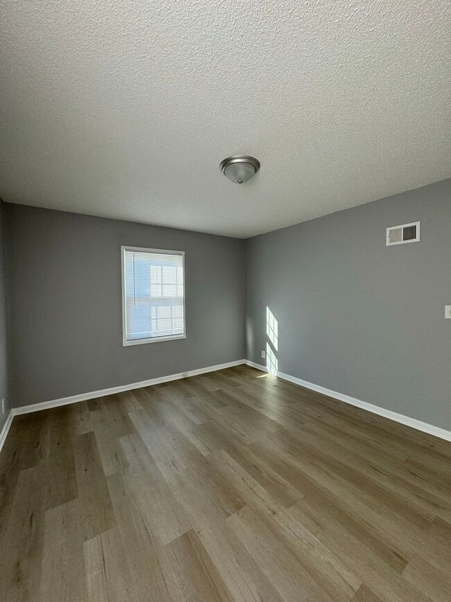 Building Photo - Gorgeous 2 bedroom, 1.5 bath remodel in KCMO!