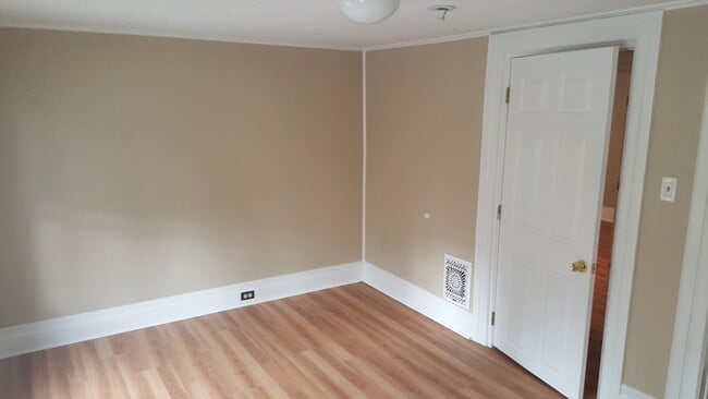 Building Photo - Beautiful 3 bedroom 1 bath home with stora...