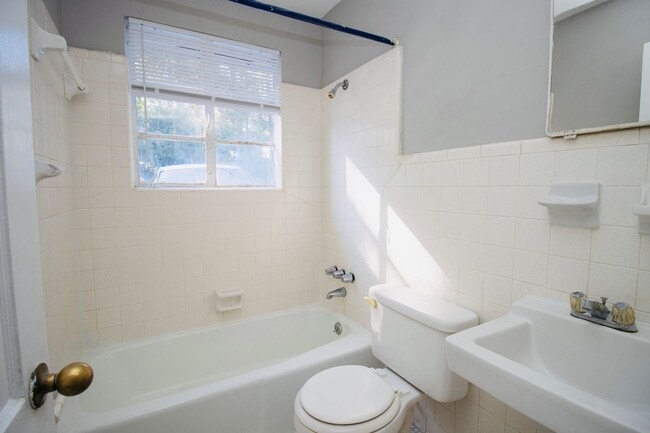 Building Photo - 2 Bedroom, 1 Bath in West Columbia - Avail...