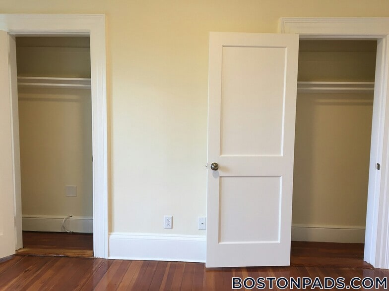 Building Photo - 1463 Beacon St