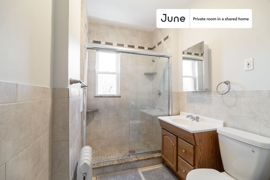 Building Photo - Private bedroom in 3 bed/1 bath Home