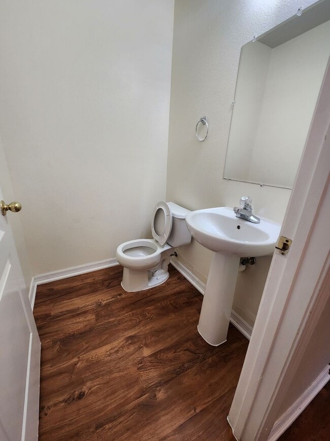 Building Photo - $1000 Off First Full Months Rent - Spacious townhome in Riverview!