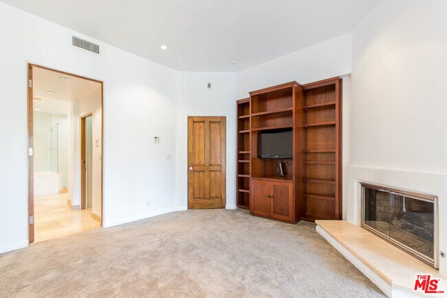 Building Photo - 15500 W Sunset Blvd
