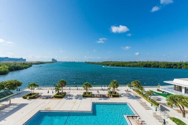 Building Photo - 300 Bayview Dr