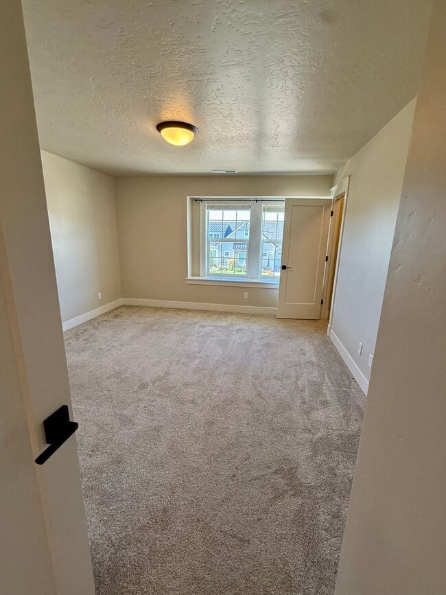Building Photo - Welcome to this stunning 5-bedroom, 3.5-ba...