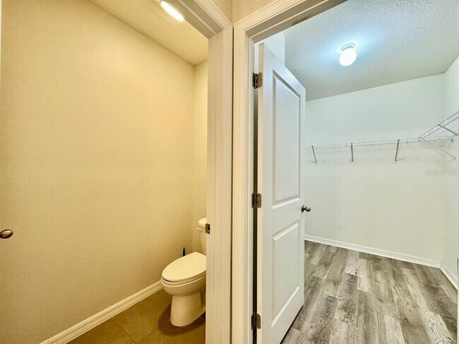 Building Photo - 10626 Park Meadowbrooke Dr